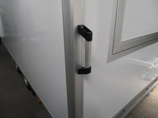 Prodejní stánek 420x203x230 cm - 2000 kg + zadní prodejní okno